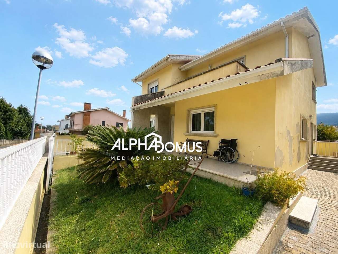 Moradia T4 com Suite, Sotão, Garagem e Espaço Exterior em Valença-38
