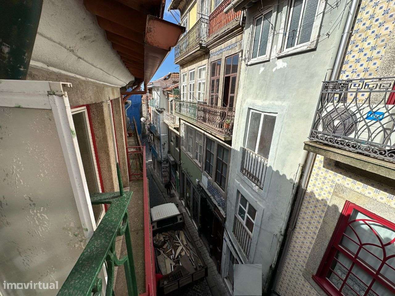 Prédio de 3 pisos para remodelação no centro histórico do Porto-21