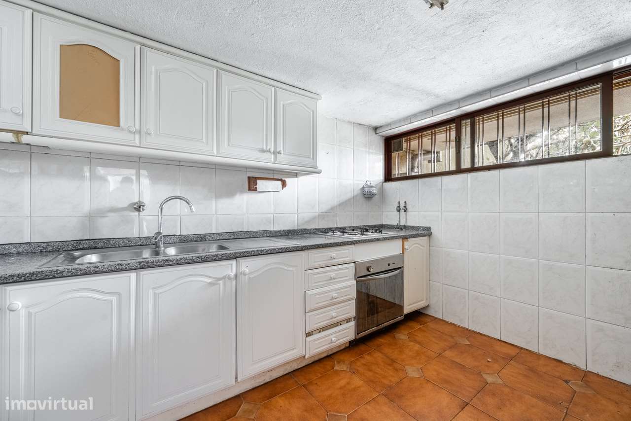 Moradia T4 de gaveto em Nogueira-26