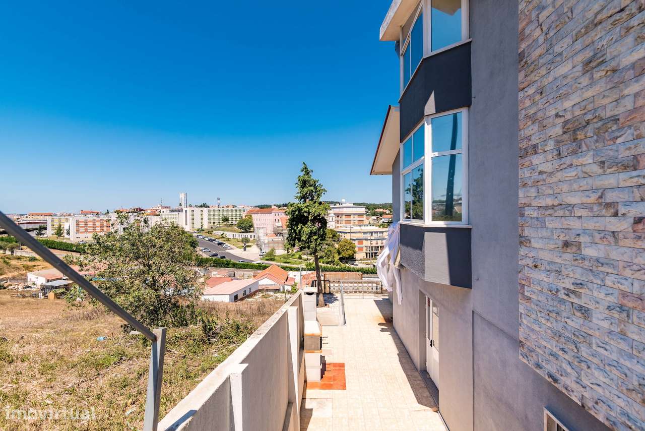 Moradia Espaçosa com Terreno, Vista Desafogada e Excelente Conforto-16