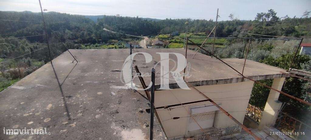 Moradia T3 com vários anexos, terreno e poço-7