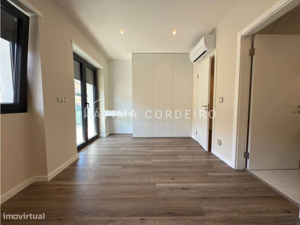T4 de Luxo com Terraço de 115 m² no Coração de Almada-12