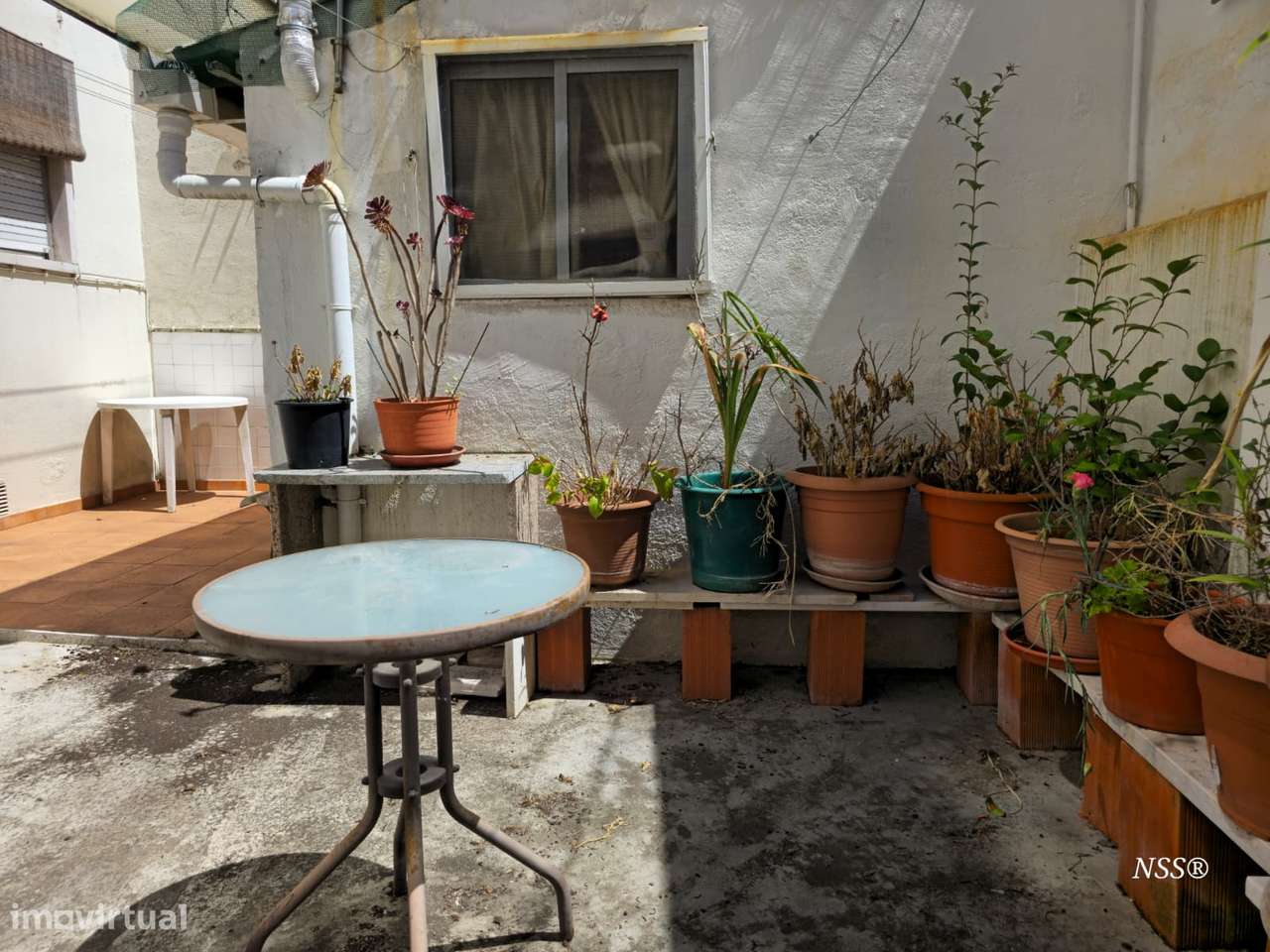 Apartamento T2 com quintal e anexo na Amadora-17