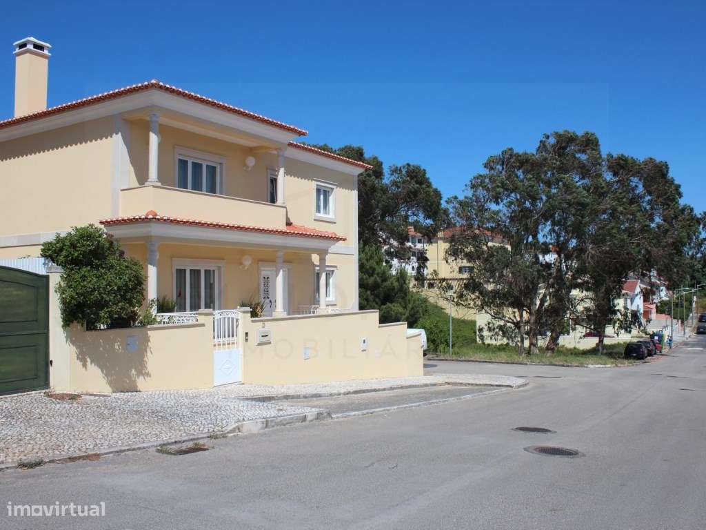 Moradia T5 com grandes áreas em zona muito tranquila de Rio Maior-5