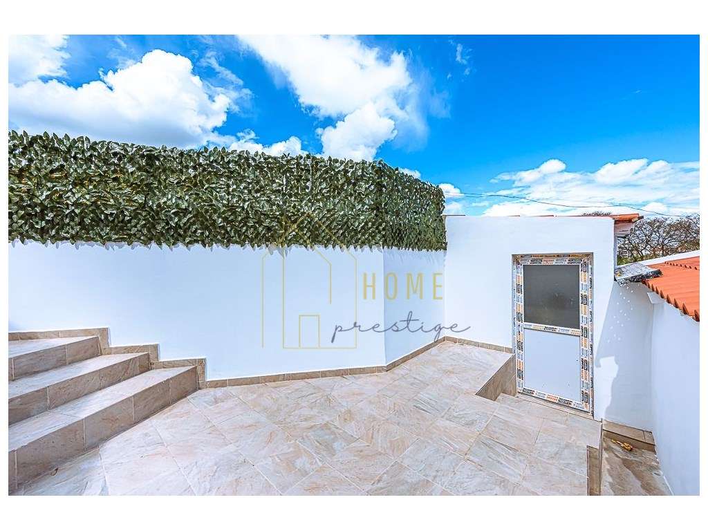 Fantástica moradia T2 com quintal em Setúbal-13