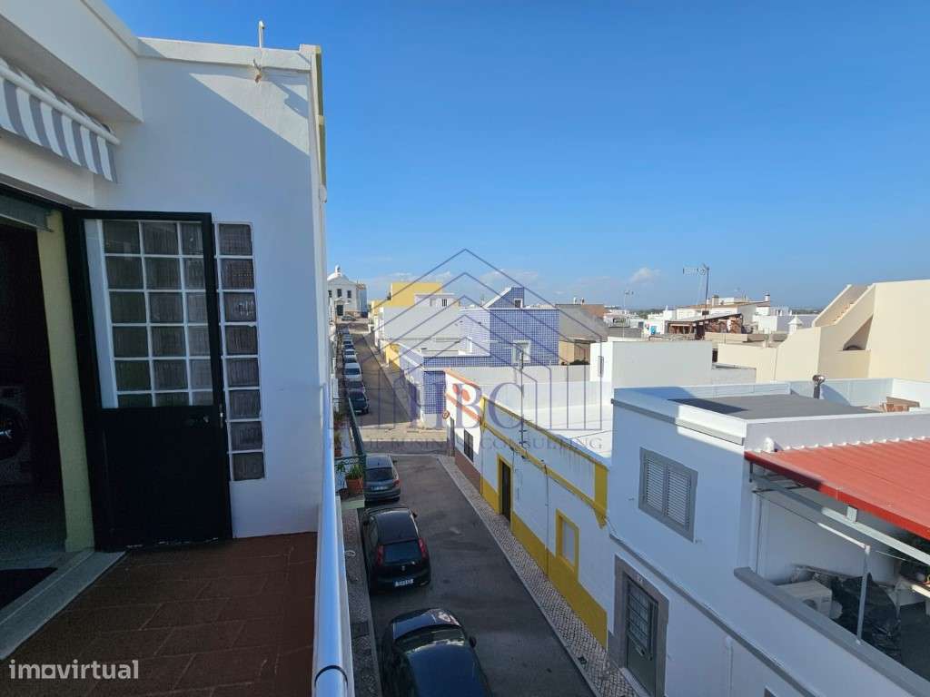 Moradia T3 de três andares no centro da Fuseta-19