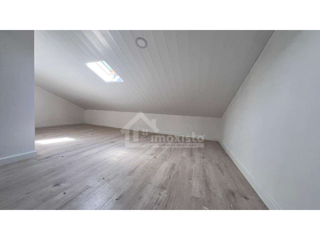 Moradia T2+1 Renovada com Logradouro em Castanheira de Pêra-8