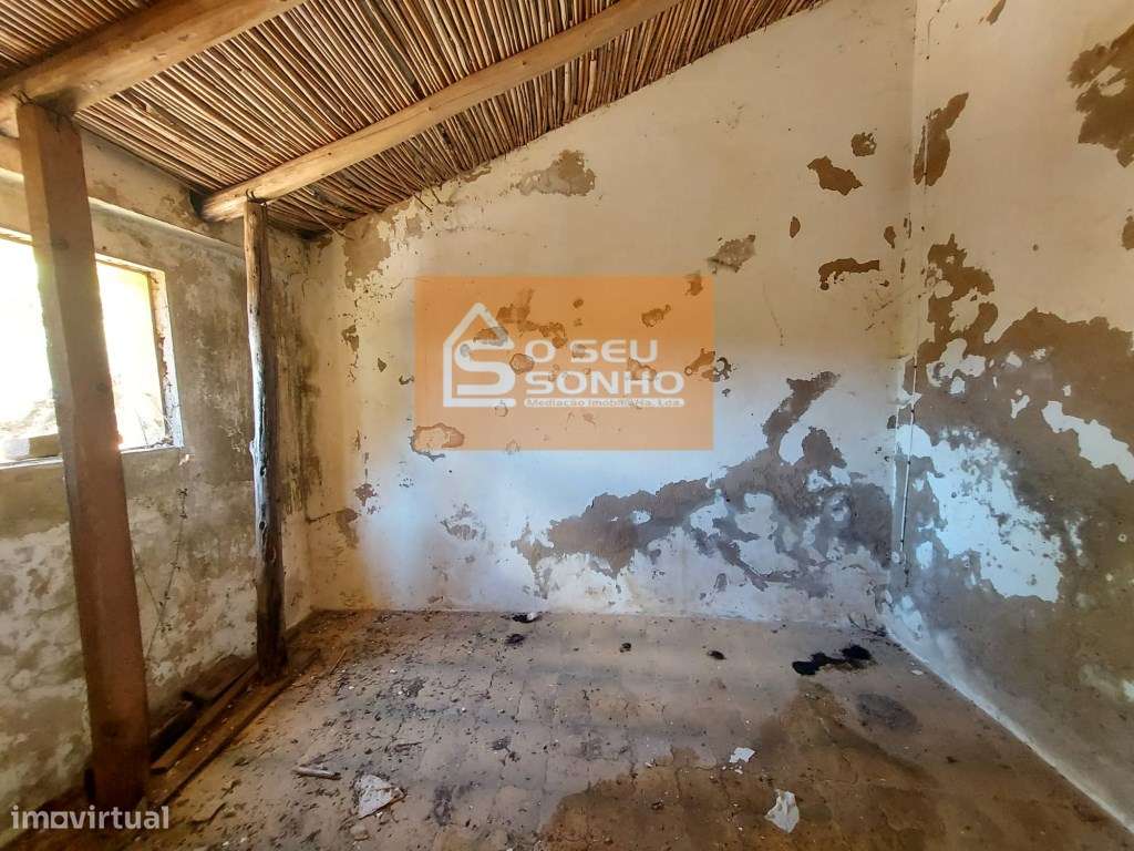 Moradia T2 com Projeto Aprovado com Piscina na Serra-13