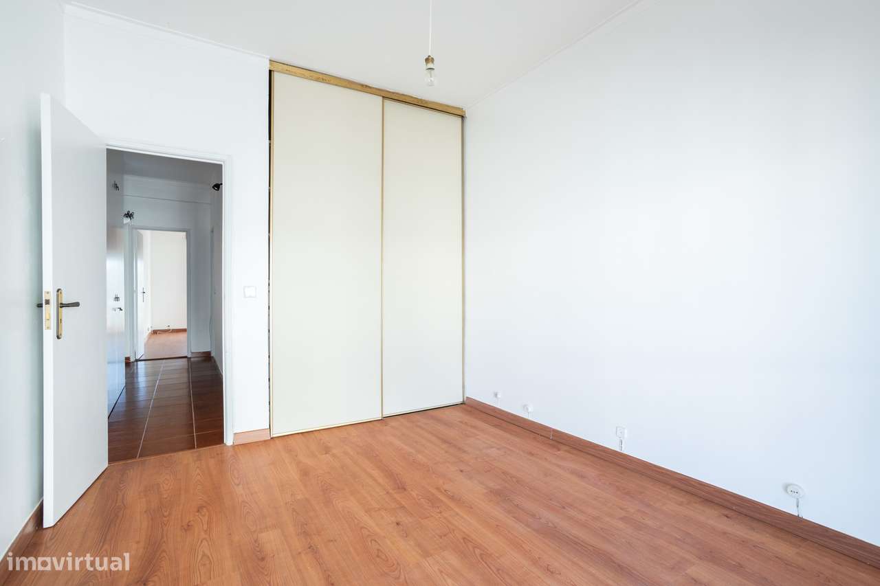 Oeiras, Apartamento T2 – Potencial para Criar e Renovar ao Seu Gosto!-17