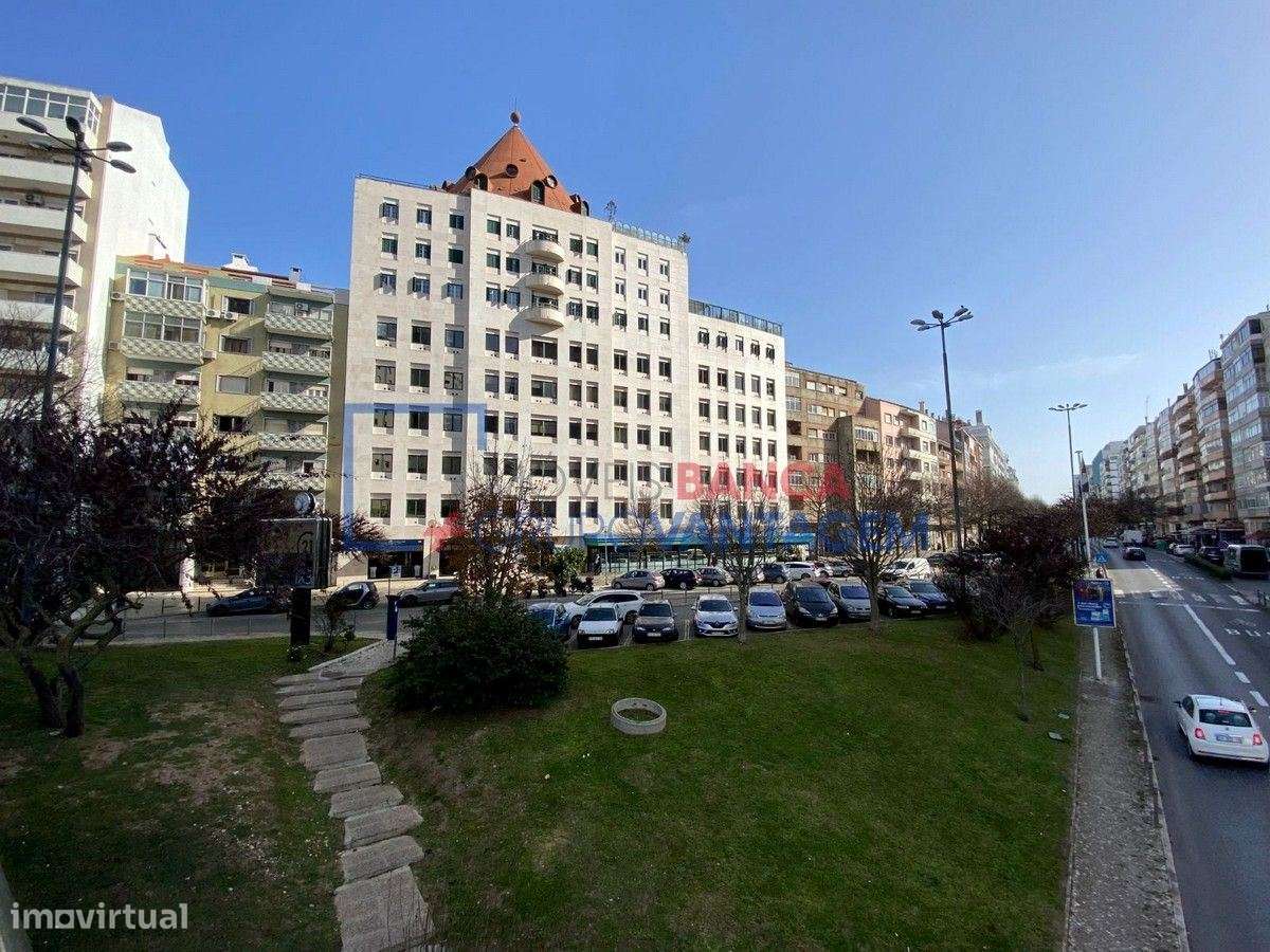 Escritório com 846m2 na Av. Columbano Bordalo Pinheiro - Grande imagem: 2/29