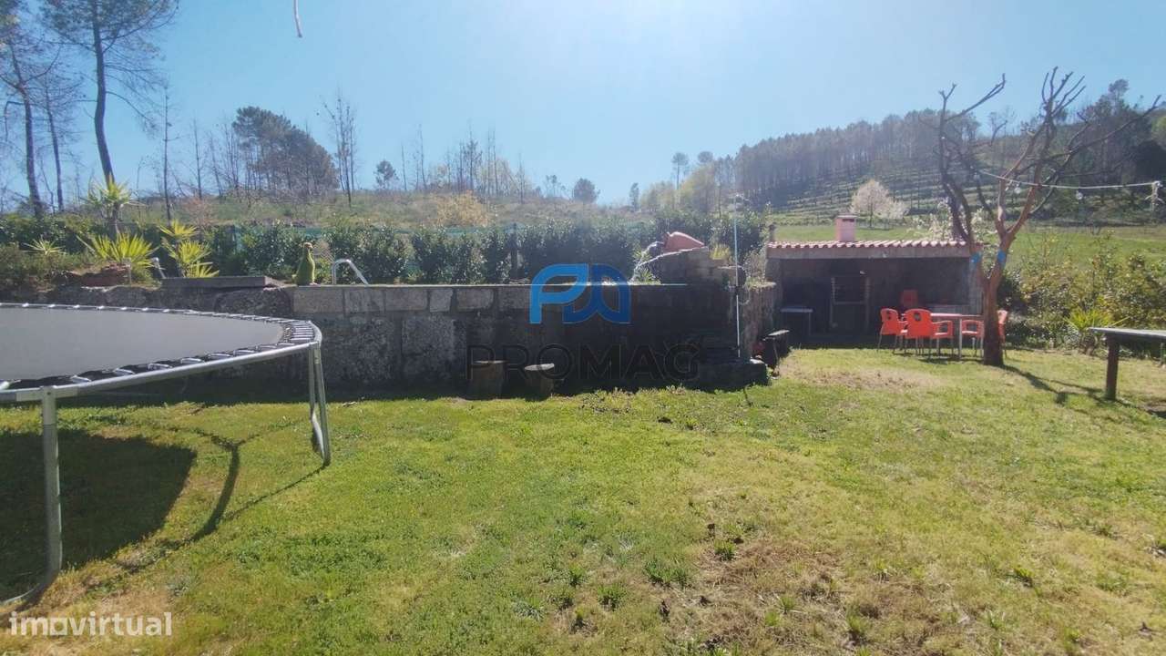 Quinta com 3 artigos urbanos, piscina e 9,4 ha em Resende-6