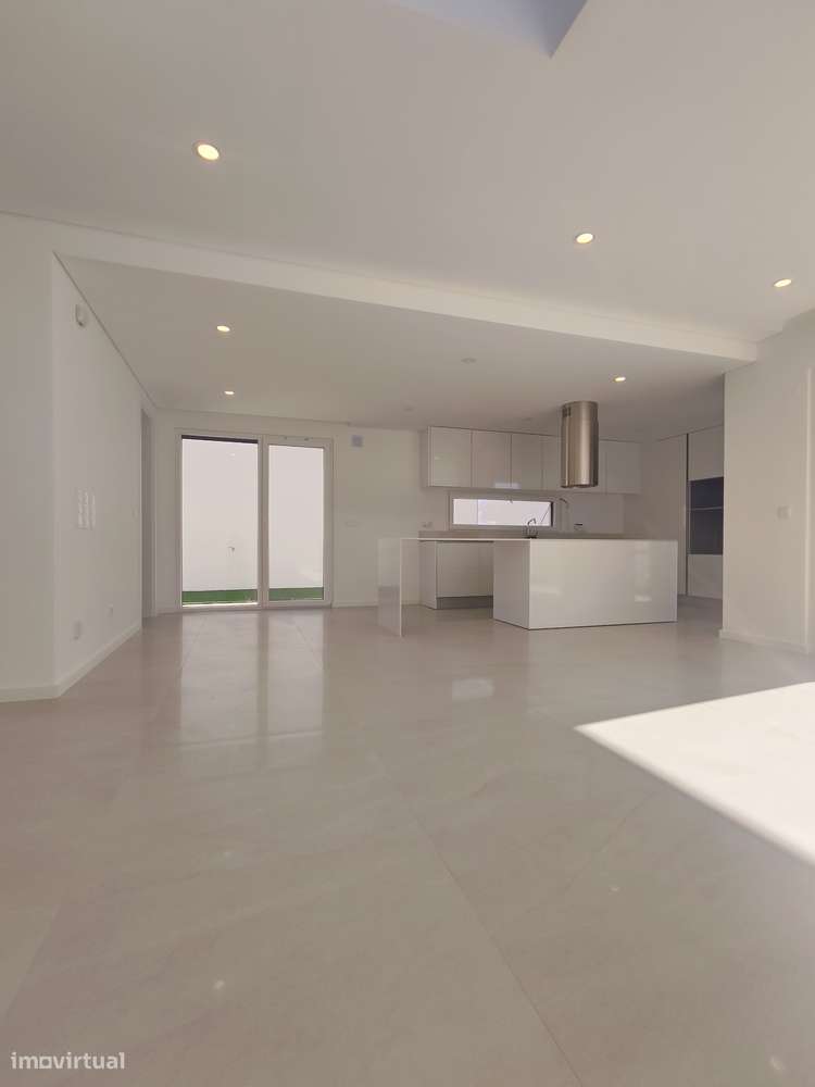 Oferta 1% do Valor de Aqusição - Moradia T4 + 1 com Piscina e Garagem-27