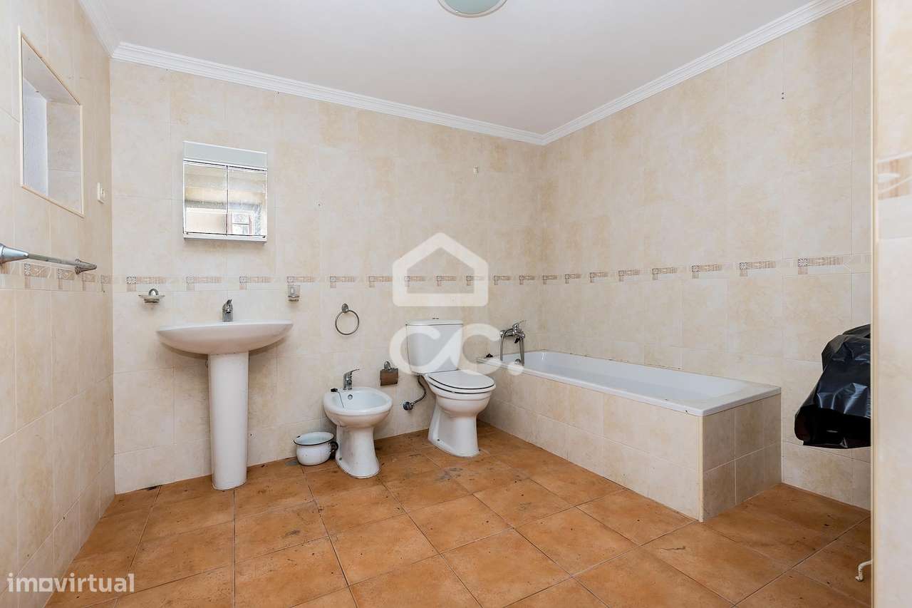 Moradia térrea c/ 311 m² de construção em lote de 1124 m² | Vila de Fr-16