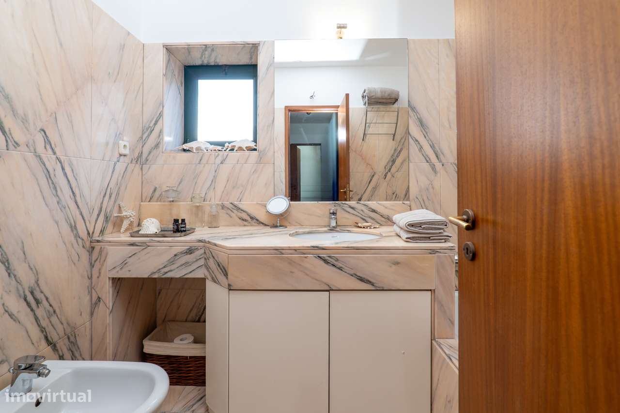 Apartamento T5 Com Excelentes Áreas em Matosinhos-23