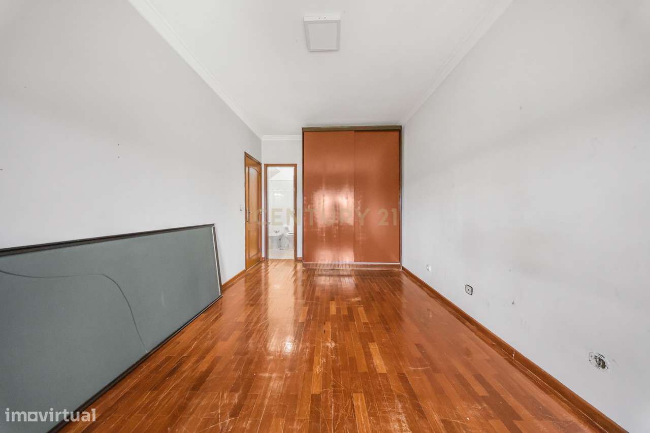 T3 Luminoso em Santa Marta do Pinhal – Espaço e Conforto no Coração de-10