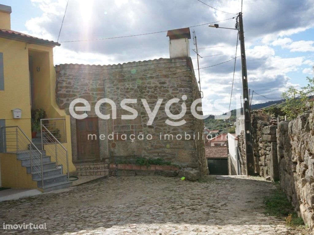 Três casas em granito para reabilitar em Figueiró da Granja