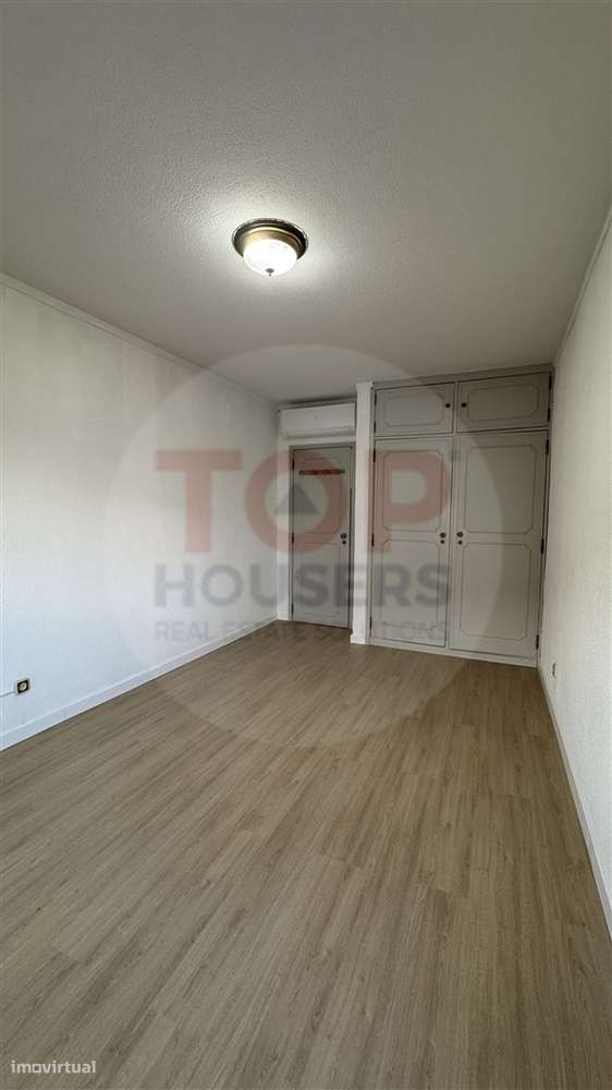 Apartamento T4 com elevador no centro de Faro-9