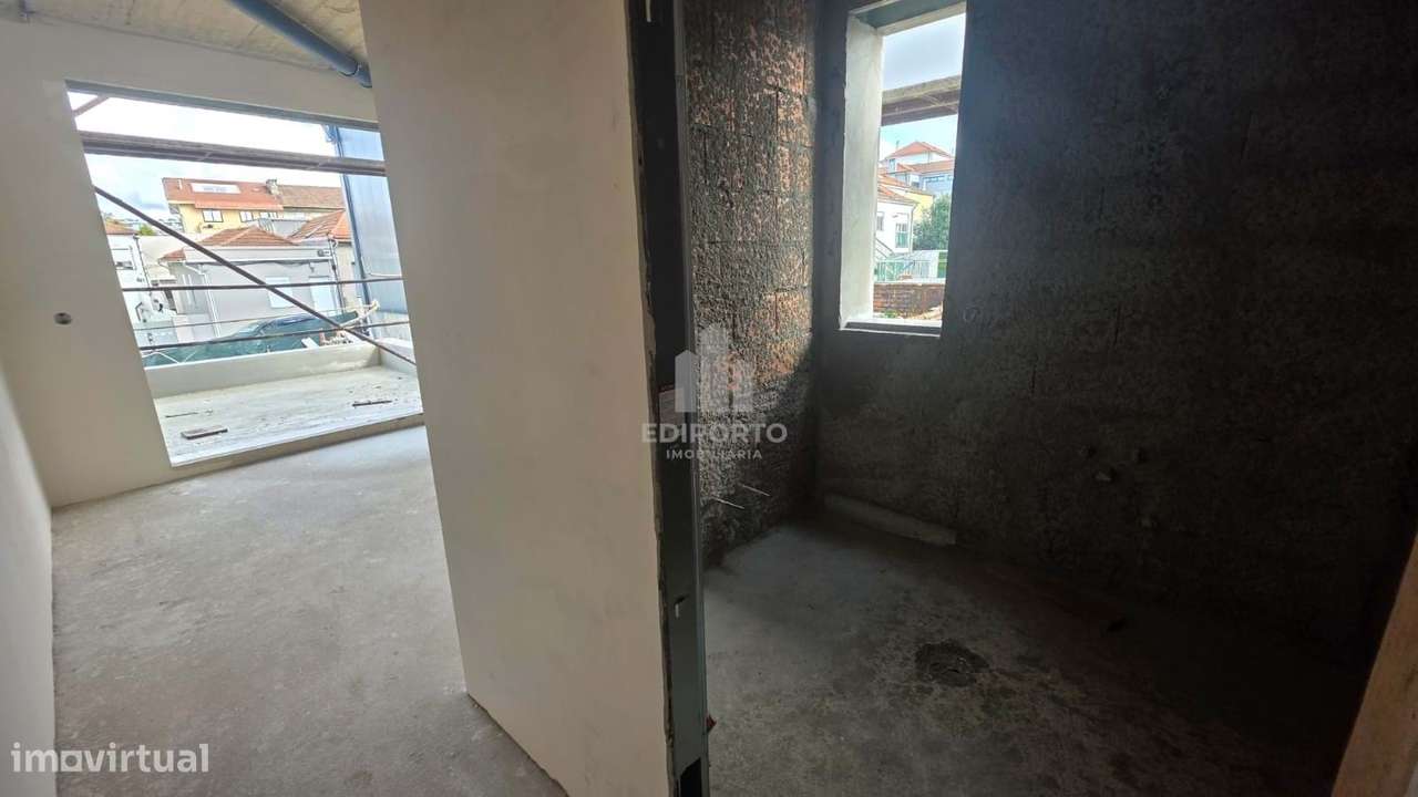 Apartamento T2 com terraço e garagem localizado a 5minutos a pé da Est-11