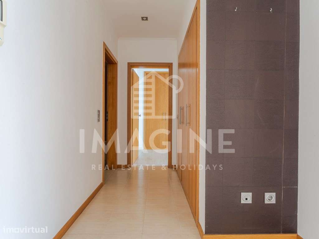 Apartamento T1 com excelentes áreas e parqueamento exterior privado...-5