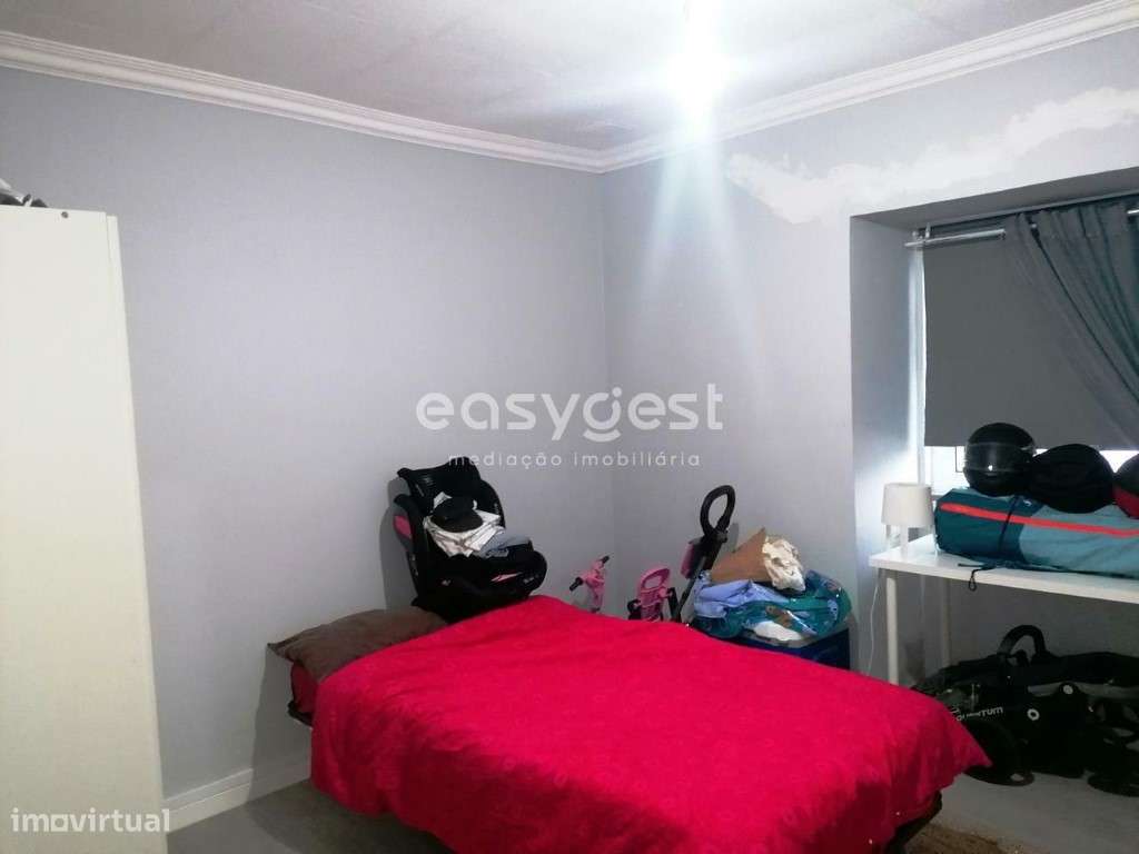 Moradia de tipologia T3 localizada no centro da Praia da Vitória - Grande imagem: 5/31