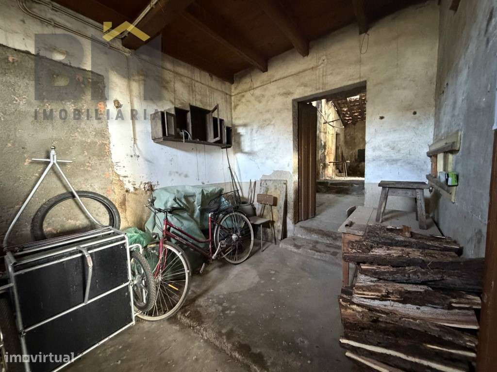 Edifício antigo no centro da aldeia de Proença-a-Velha-16