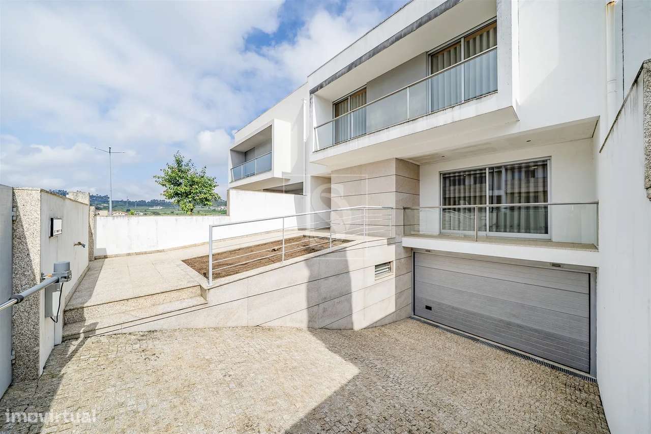 Moradia T4 com 2 Suites em Gamil – Barcelos-34