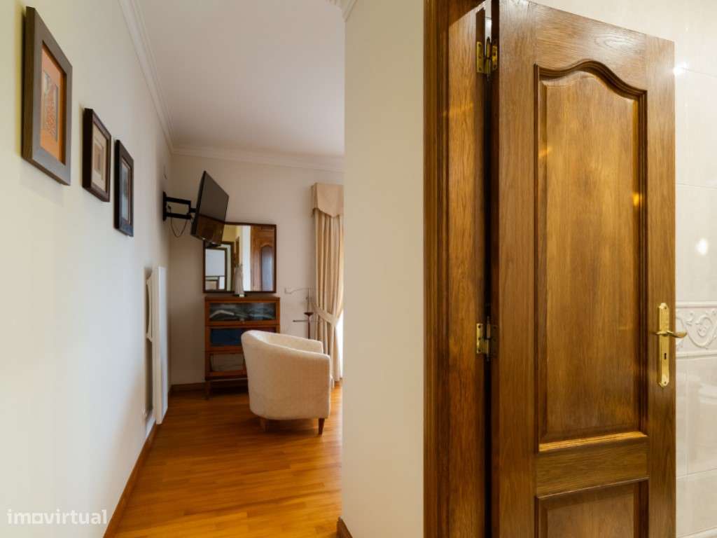 Moradia T4+1 localizada no bairro do 'Casal Novo'.-9