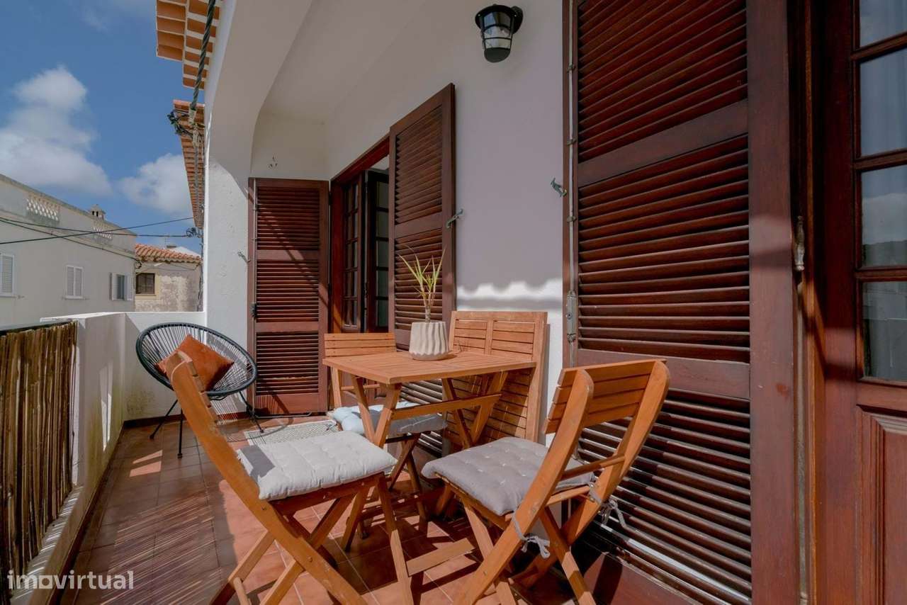 CHARMOSA CASA GEMINADA DE 3 QUARTOS E 2 c.BANHO NO CENTRO DA VILA DE B-20
