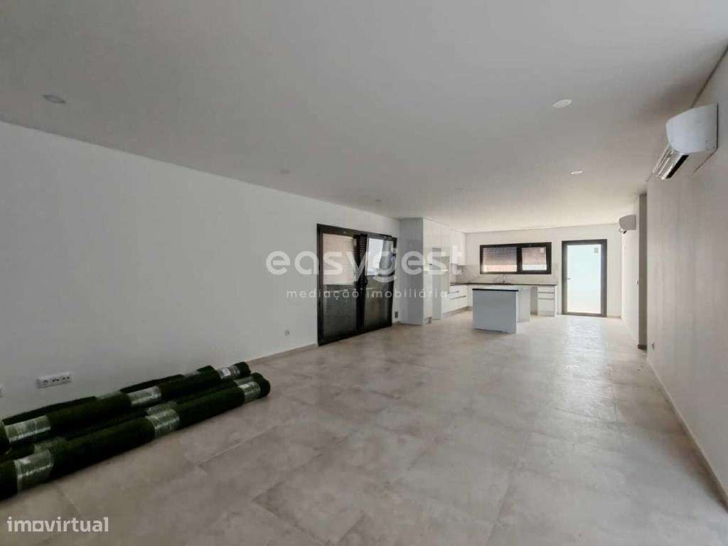 Moradia T3 Nova geminada localizada nos limites da cidade de Ourém - Grande imagem: 4/37