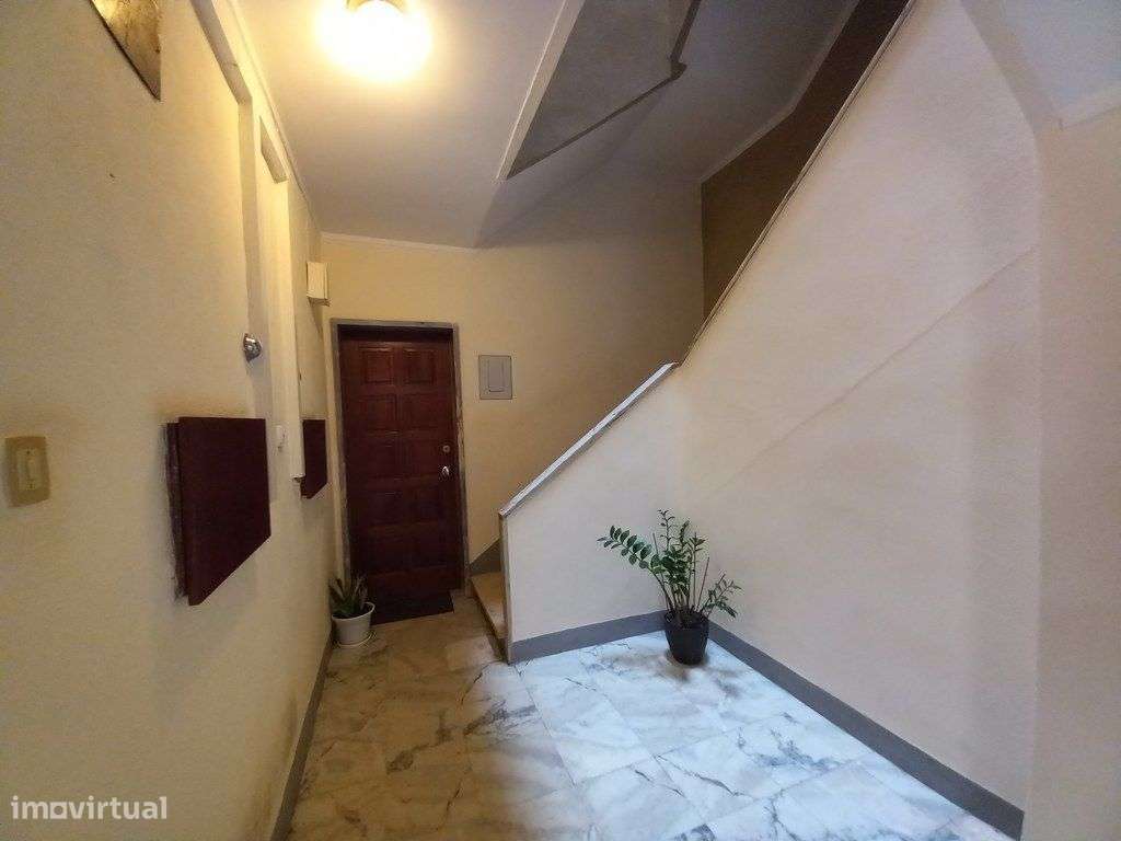 Apartamento T2 Remodelado com Suite-11