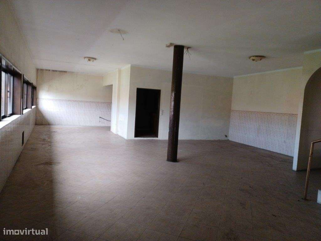 Prédio composto por 2 artigos, em Vila das Aves - Santo Tirso. - Grande imagem: 4/20