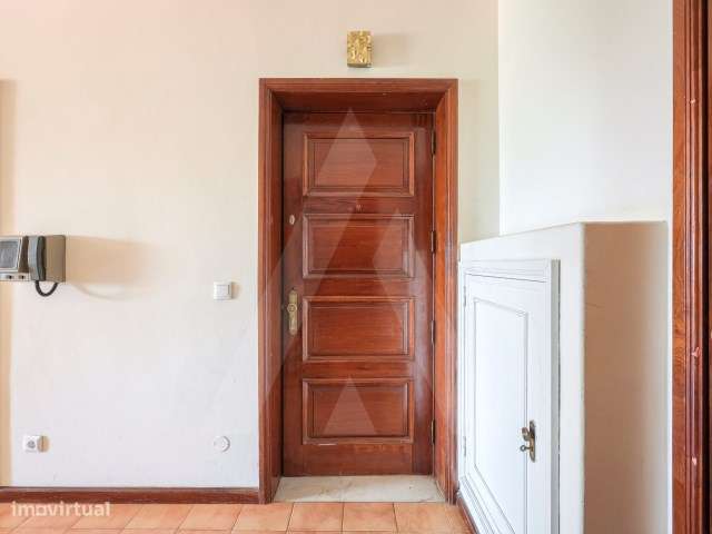 Apartamento T1+1 com arrumos e lugar de garagem em Mafamude!-22