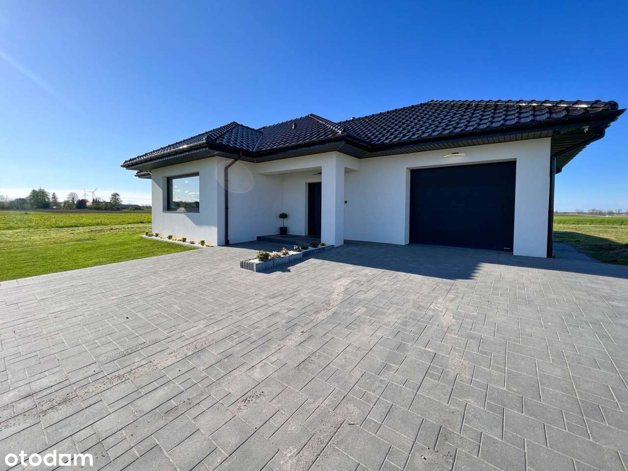 Elegancki dom parterowy z garażem w bryle budynku oraz dużą działką !-9