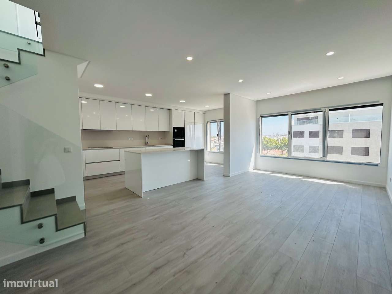 Moderno T4 Duplex com Terraço e Garagem-0