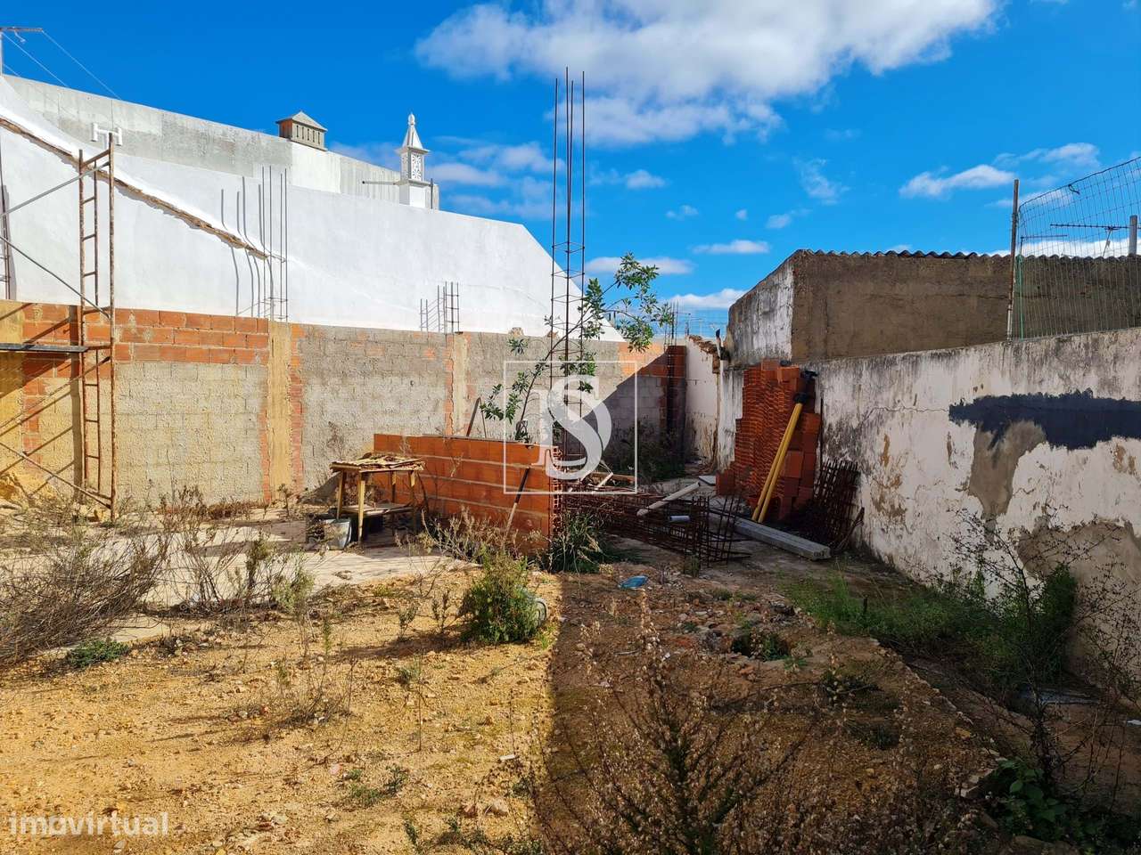 Moradia com projeto de renovação e ampliação aprovado no Parchal - Grande imagem: 5/6