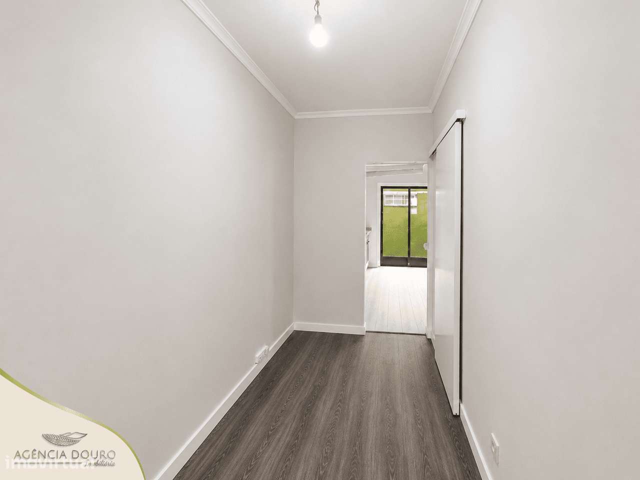 Apartamento T1+1 remodelado no centro de Matosinhos-11