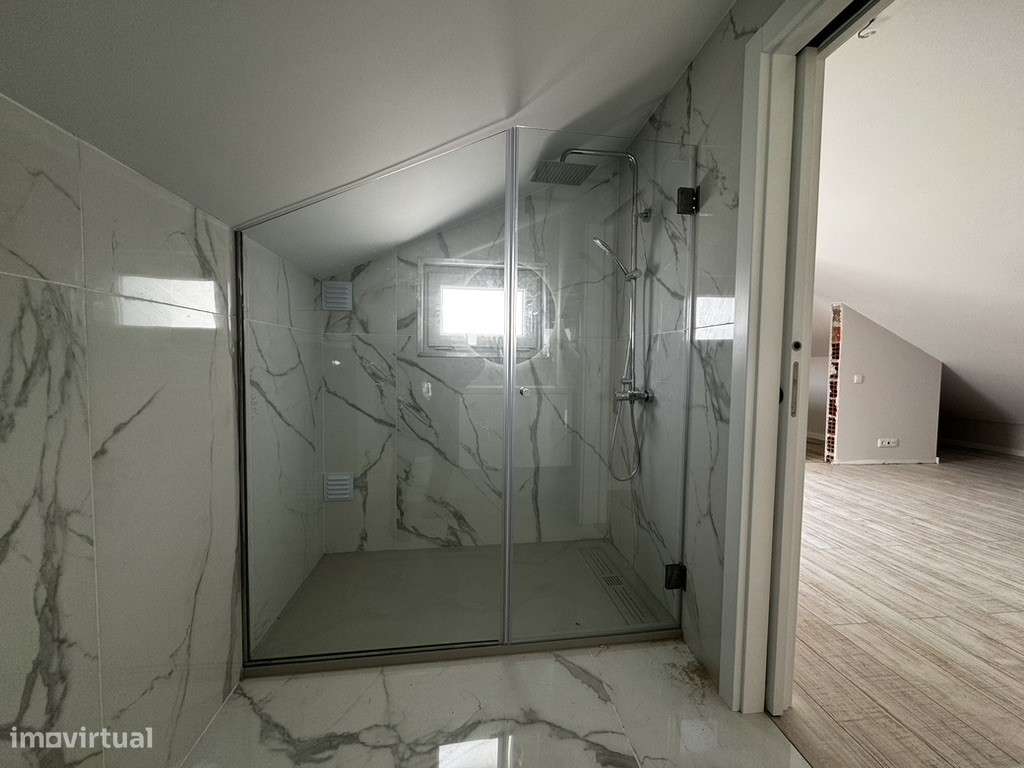 Moradia com 3 Suites, Garagem, Logradouro, Churrasqueira e Piscina-49