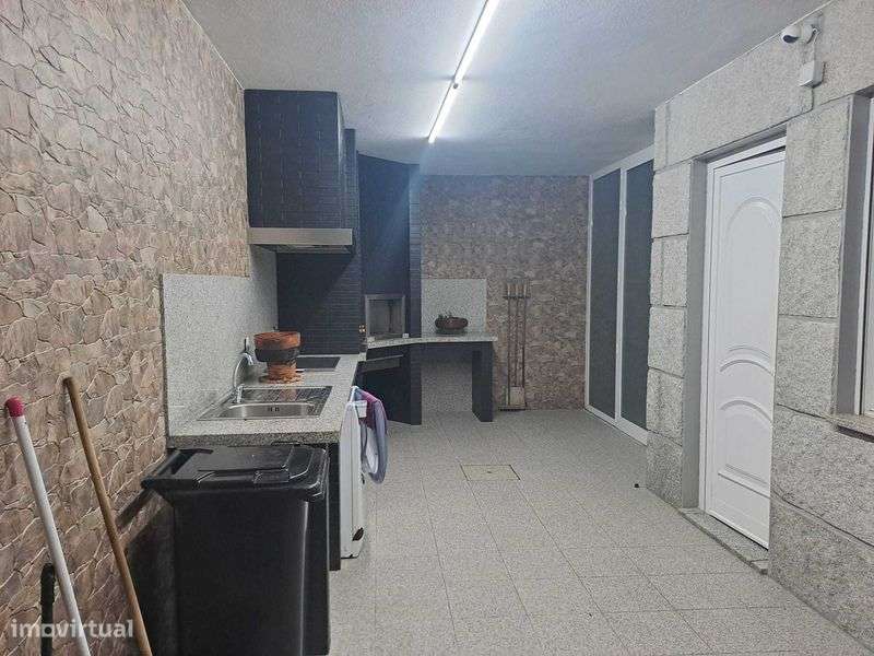 Moradia T3 em pedra azul junto a estrada Termas de S. Vicente-Penafiel - Grande imagem: 4/12