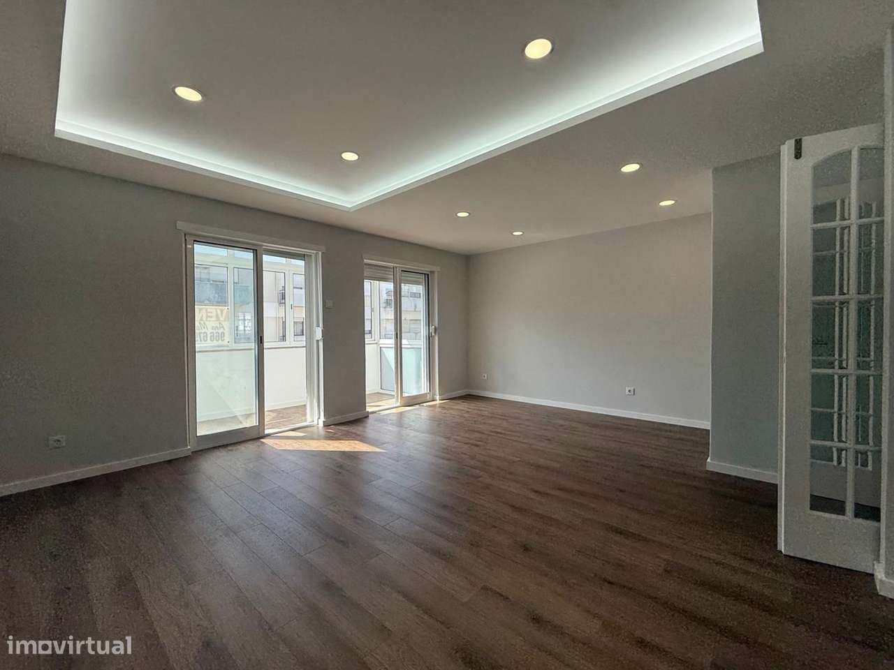 Apartamento T4 transformado em T3 Remodelado no Laranjeiro em Almada-4