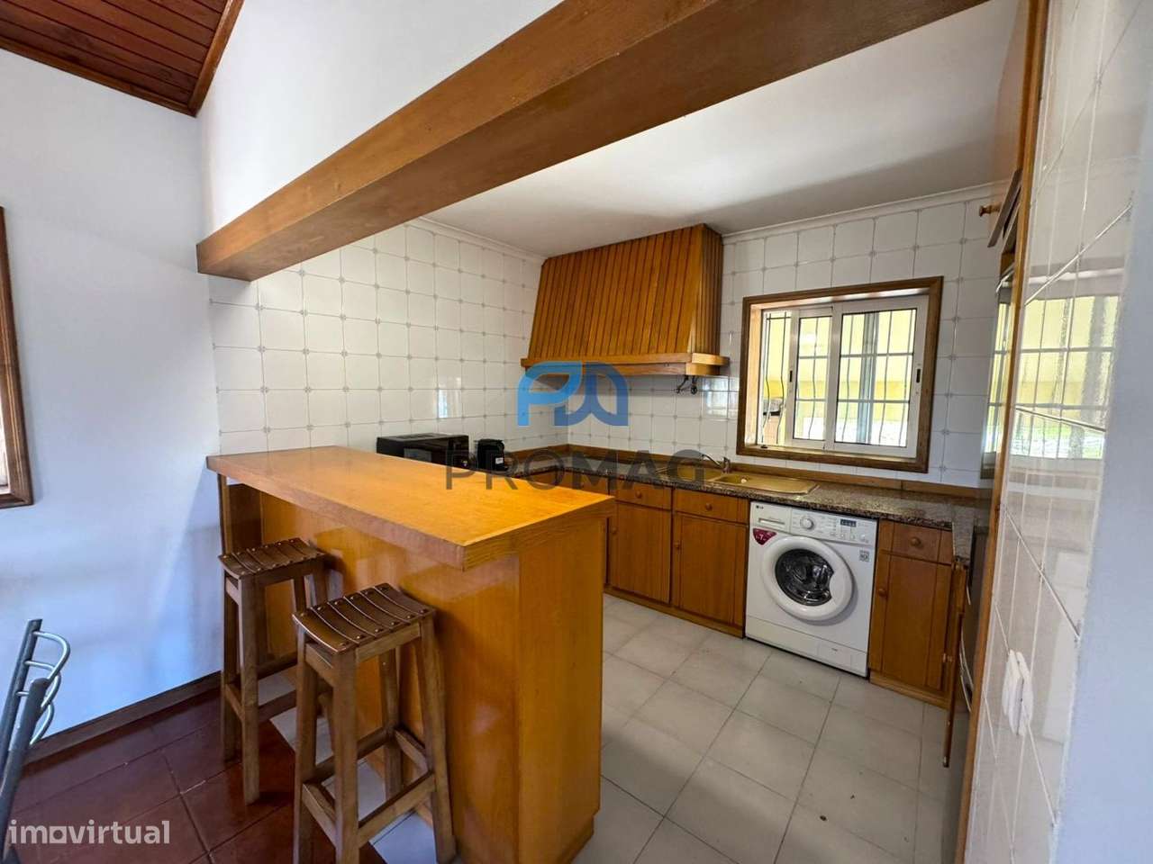 Moradia com excelente área, piscina e plena privacidade-22