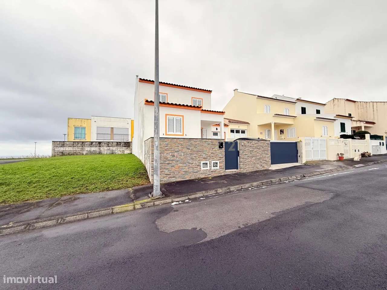 Moradia Moderna e Funcional no Coração da Vila de Nordeste - Grande imagem: 2/25