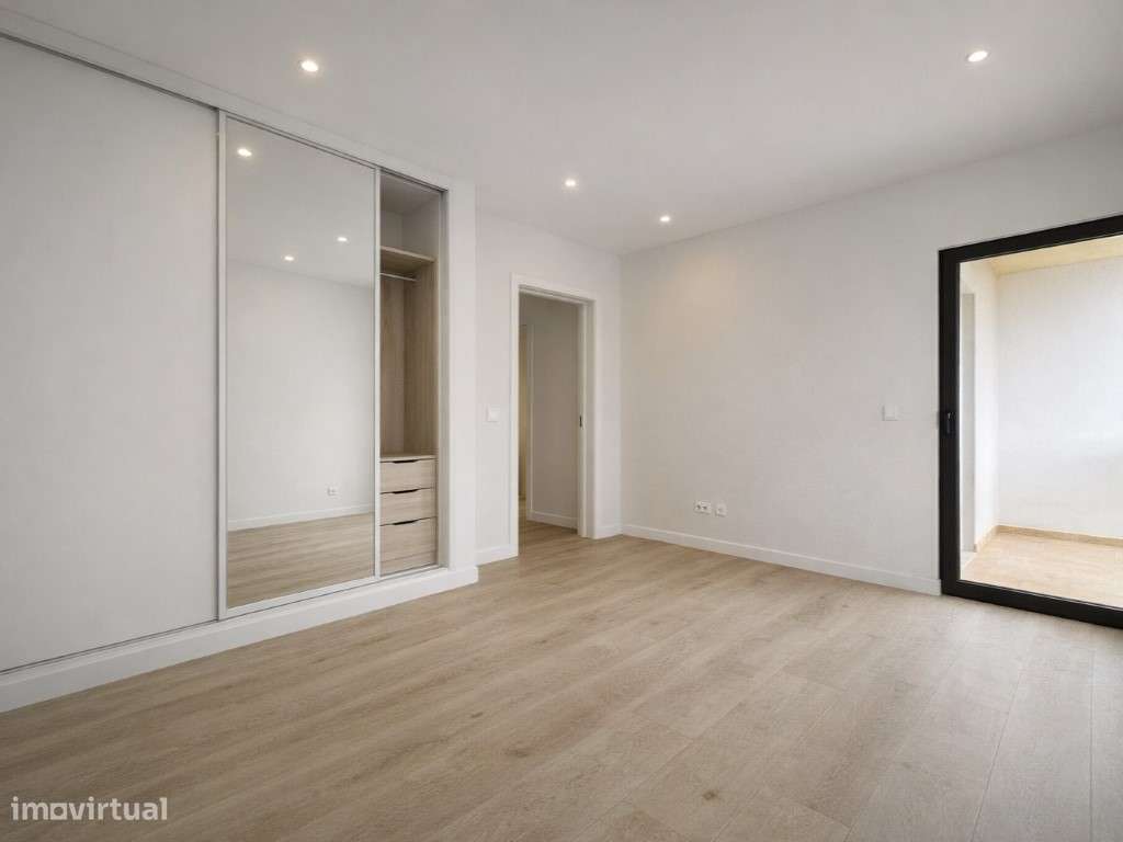 T2 com terraço e varanda | Totalmente renovado-8