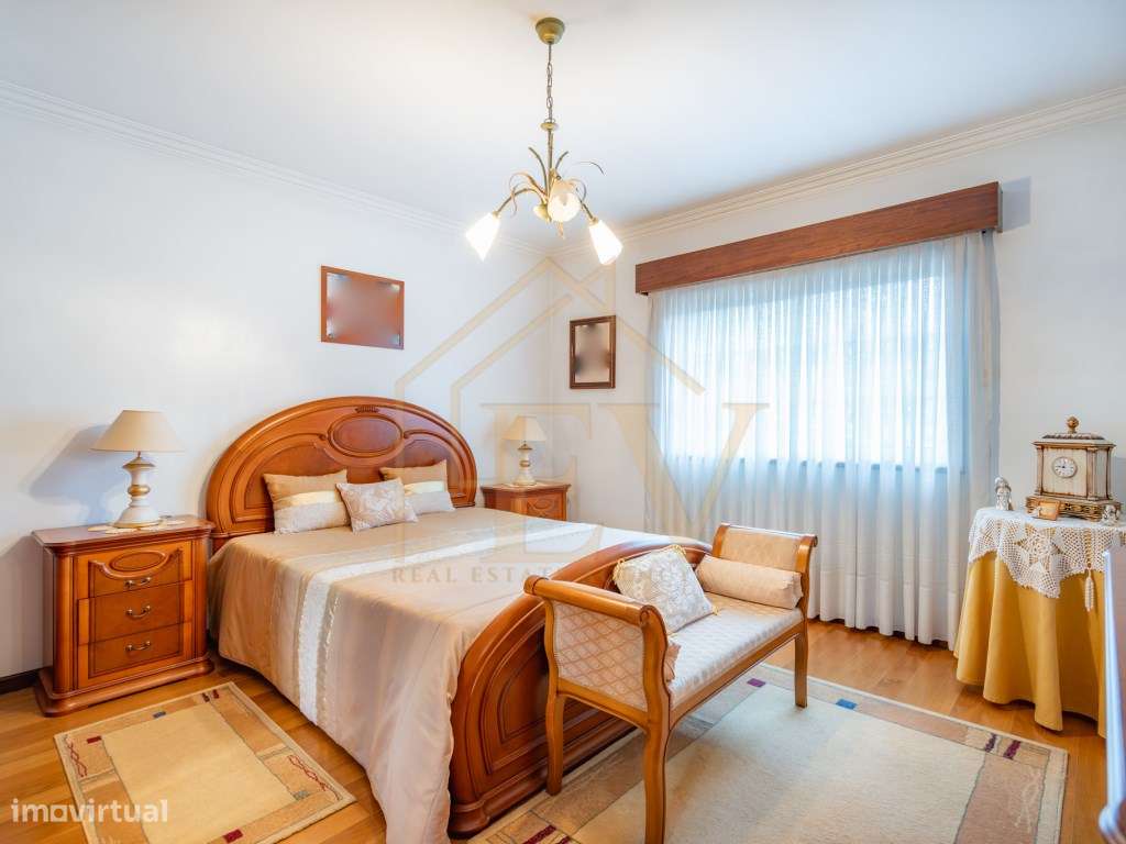 Moradia T4 em Aldão-37