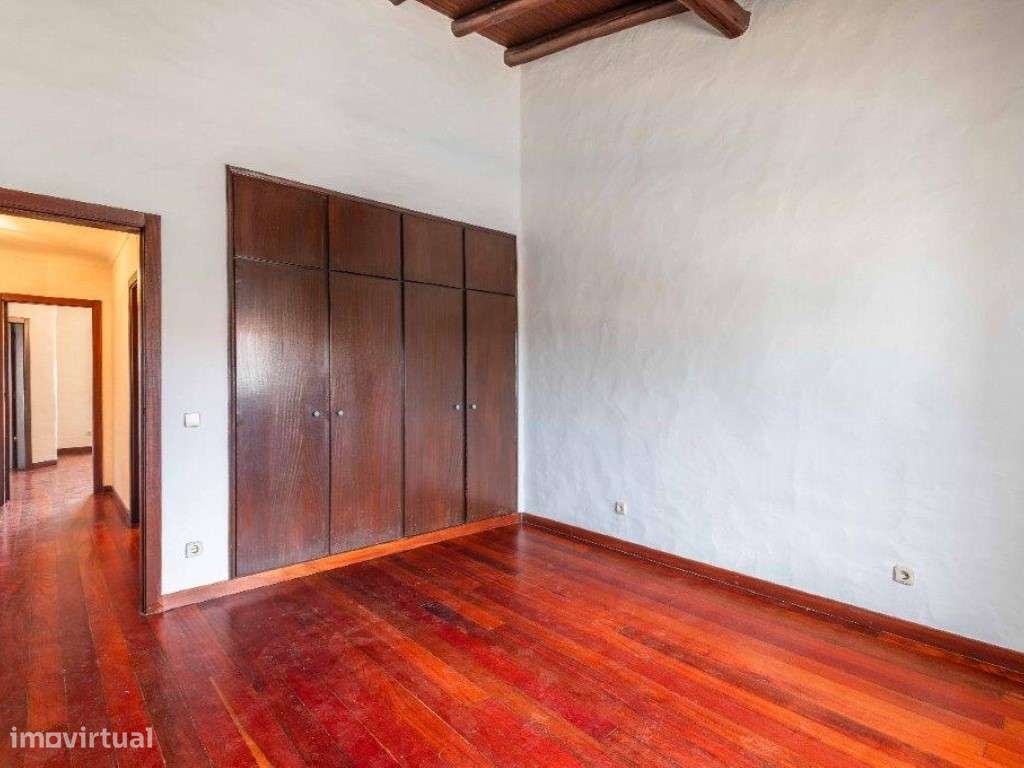 Moradia 5 quartos (V4+1) estilo tradicional com piscina perto do ce...-21