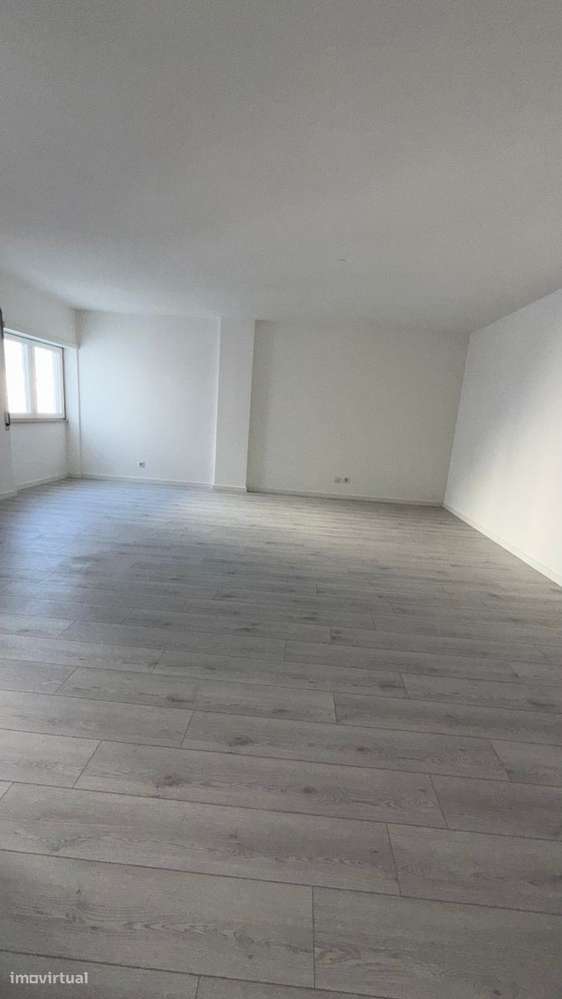 Apartamento T0 com parqueamento e vistas de mar-19