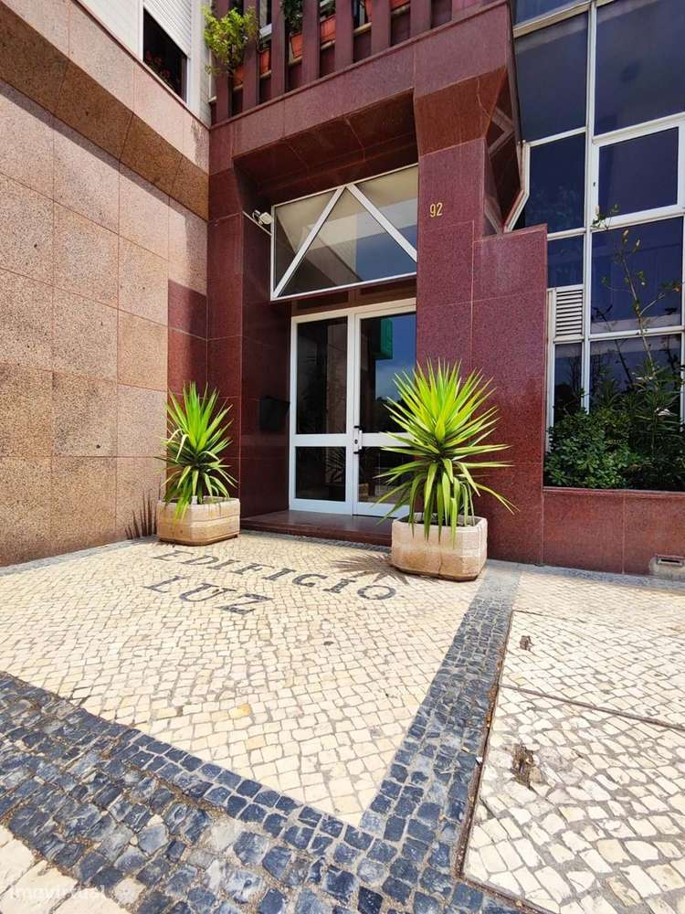 T4 para arrendamento na Estrada da Luz,  junto ao Parque Bensaúde e Lo - Grande imagem: 4/21