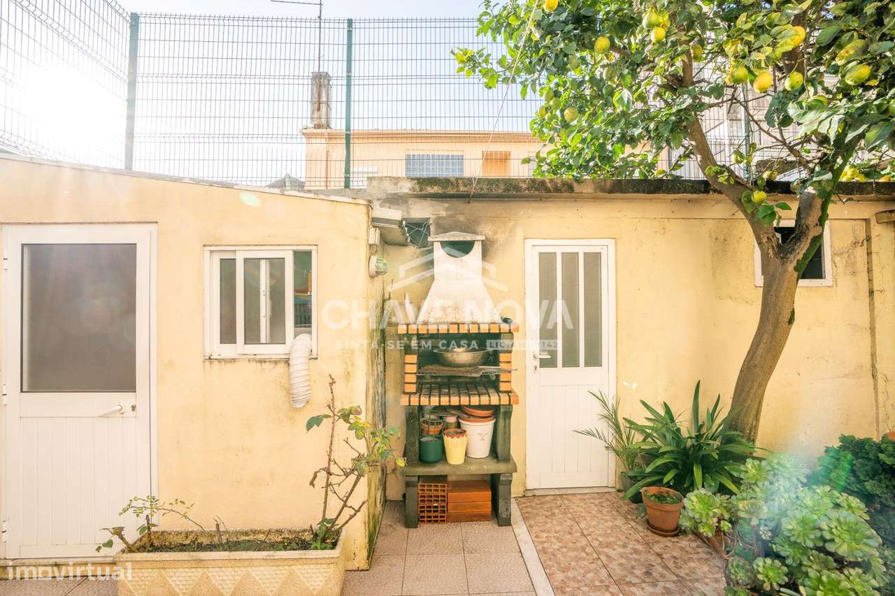 Moradia Bi-Familiar T4 + T2 com Potencial de Rendimento em Ramalde ...-14