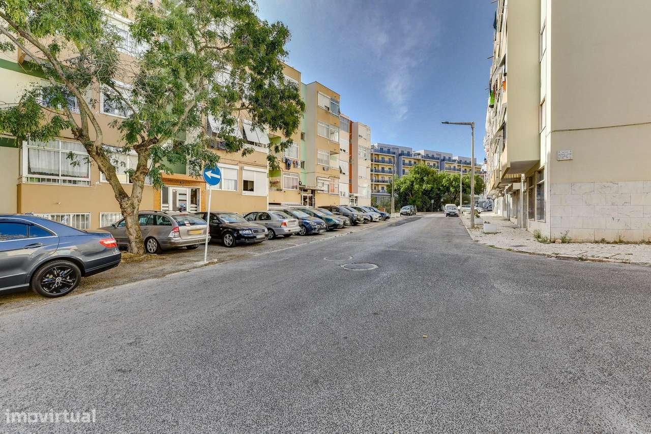 T3 com Vista Rio Desafogada e Excelente Localização em Forte da Casa-25