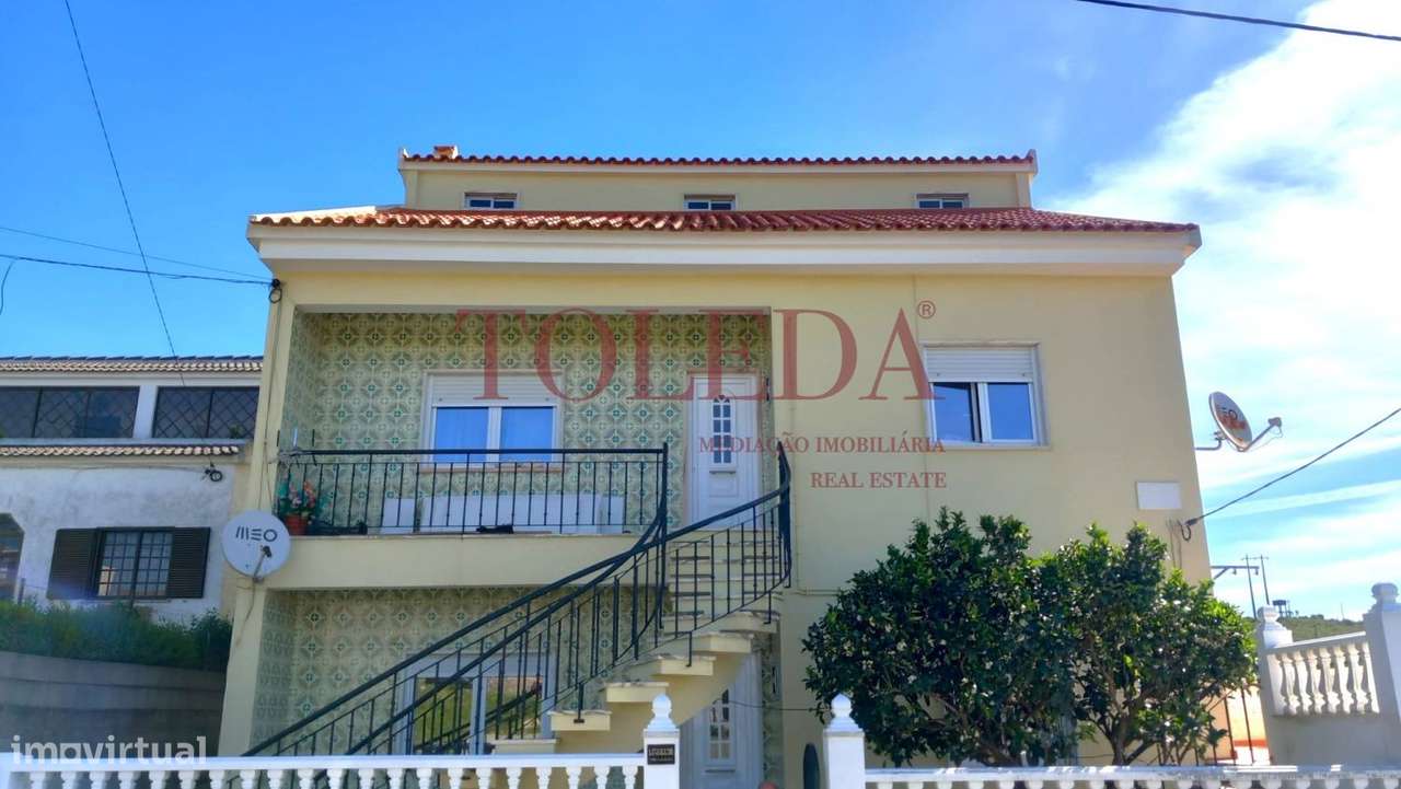 Moradia Bifamiliar com 2 T3 em Vialonga-23