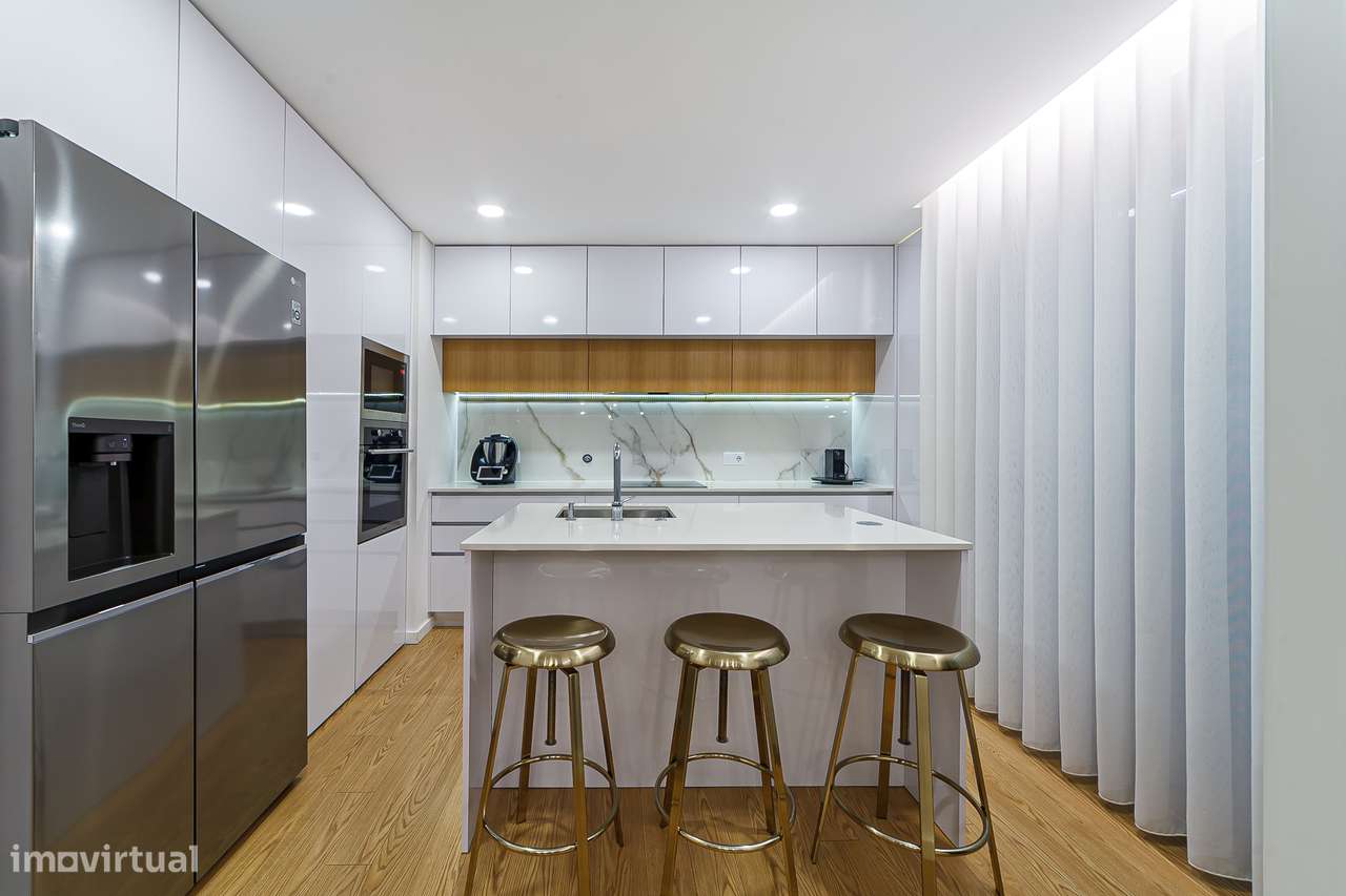 Exclusivo apartamento T3+1 seminovo, com 190m2, três frentes e box-15